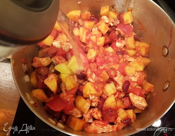 Заливаем все кипятком так, чтобы вода покрывала нашу смесь.