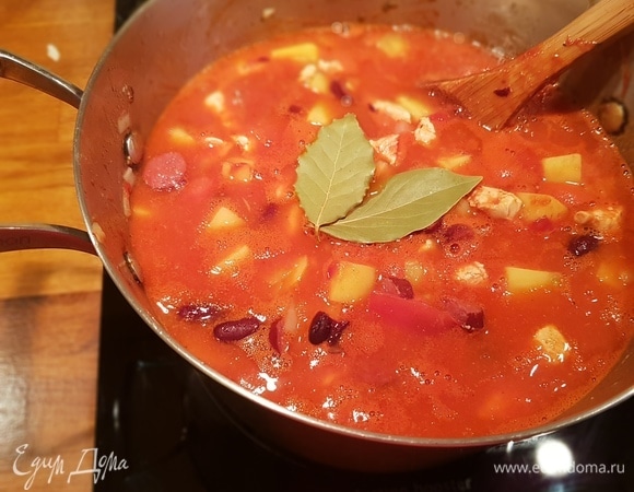 Добавляем лавровый лист и накрываем крышкой, доводим до кипения, убавляем огонь (у меня 4-ый режим из 9-ти). Оставляем томиться на 40 минут.