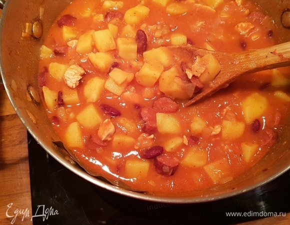 Через 40 минут проверяем нашу картошку. Готовность определяем по консистенции подливки — она должна загустеть. Пробуем на вкус, если чего-то не хватает из специй, то самое время добавить, будь то соль или перец для остроты. Все, наше сытное и ароматное блюдо готово. Приятного аппетита!