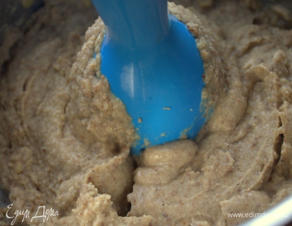 Чечевицу взбить блендером.