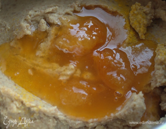 Для сладости добавляем любое варенье. У меня персиковое.