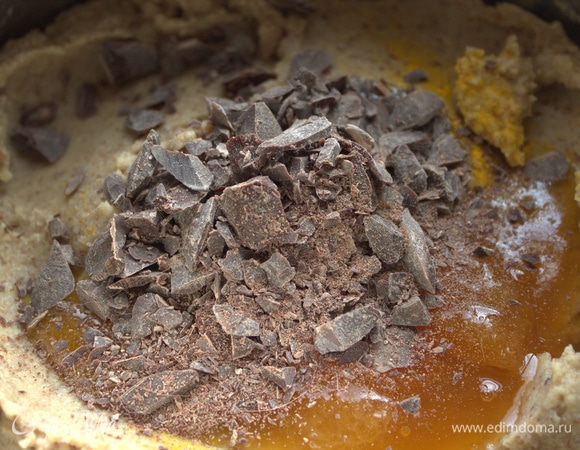Покрошить шоколад, ваниль, куркуму, корицу.