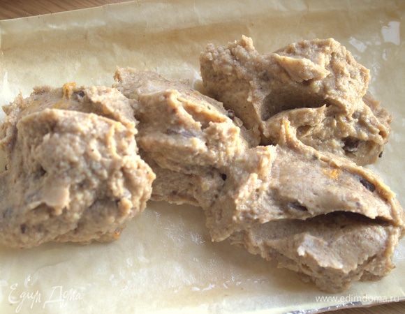 Пергамент смазать маслом, положить на плоскую форму.