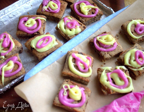 Печенье не трогала до остывания. Так как оно темненькое, а у меня осталась глазурь в холодильнике, решила украсить.