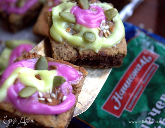 Посыпать семечками сразу, пока глазурь не схватилась.