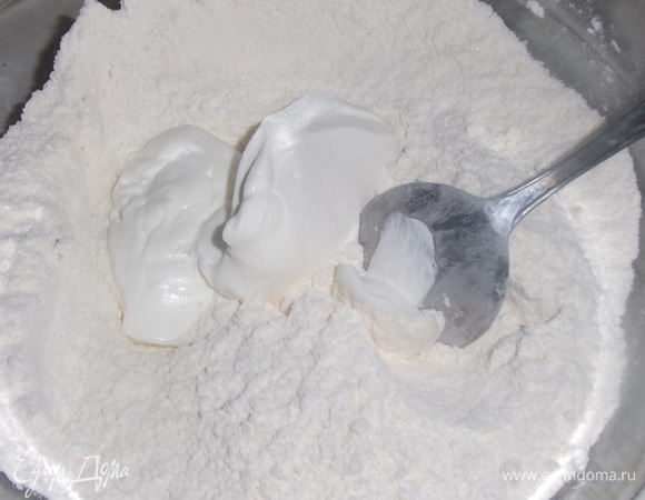 В муку добавить ваниль, сахар, разрыхлитель. Перемешать. Добавить сметану.