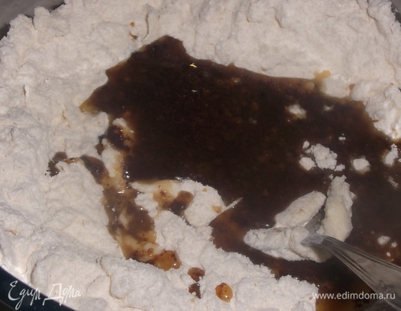 Влить растопленное масло.