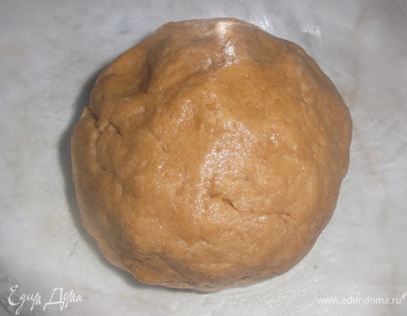 Замесить тесто. 1/3 часть теста убрать в морозилку. Остальное выложить в форму диаметром 18 см. Сделать небольшие бортики.