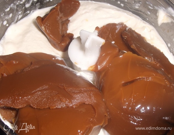 Добавить сгущенку, перемешать.