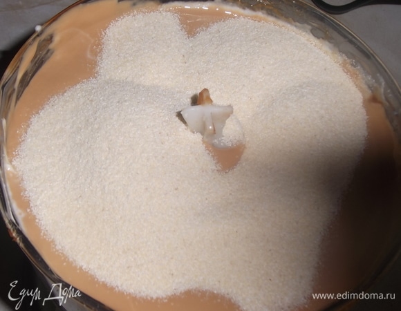 Всыпать манку. Перемешать до однородной массы.