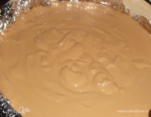 Готовую начинку вылить на тесто.