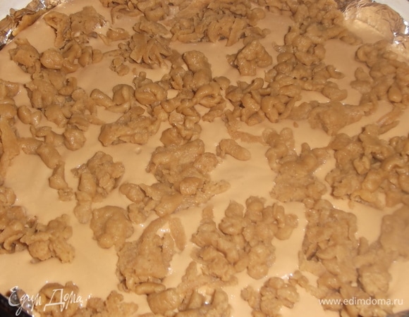 Натереть отложенный кусок теста на терке. Посыпать поверх начинки.