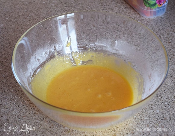 В миске соединить 90 г яичных желтков (примерно 4 желтка), 50 г сахара и 50 г крахмала.