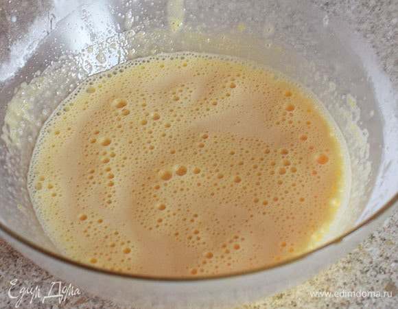 В желтки влить часть горячего молока и хорошо размешать.