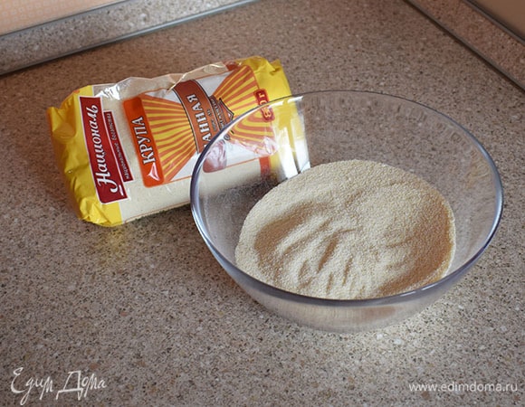 В миске смешать 200 г манной крупы ТМ «Националь», 50 г сахара, 5 г разрыхлителя и 10 г ванильного сахара.