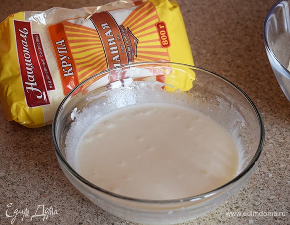 В другой миске смешать 3 яйца, 100 мл растительного масла и 200 мл йогурта. Хорошо перемешать.