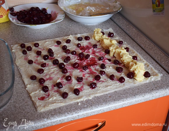 Выложить треть пудинга, как на фото.