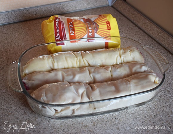 Скрутить рулет и выложить в форму. Сделать подобным образом еще два рулета и уложить их тоже в форму. Смазать рулеты растительным маслом.