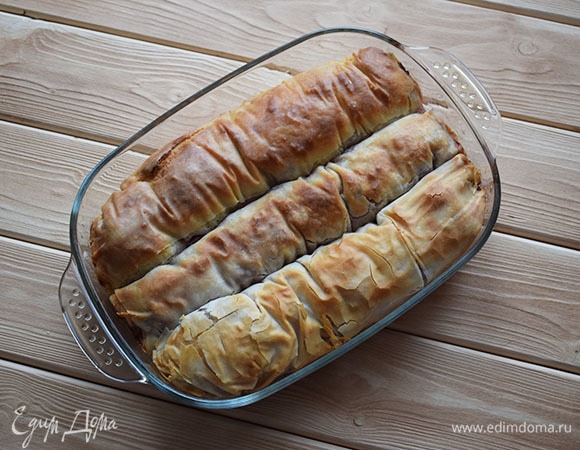 Запекать пирог в духовке при 200°С 35–40 минут.