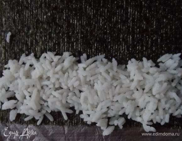 С другой стороны выложить слой риса. Но не очень толстый.