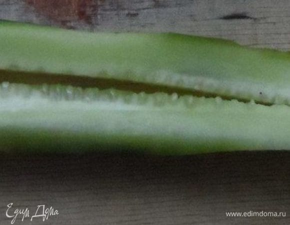 Огурец помыть, разрезать вдоль. Сыр размять.