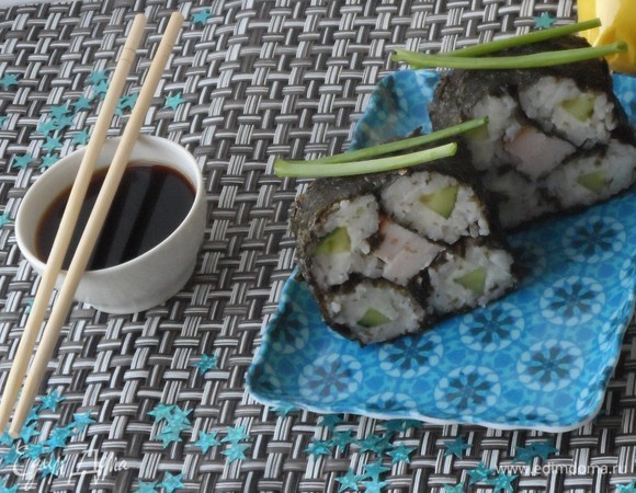 На новый лист нори уложить 2 ролла. Между ними, в желобок — курицу. Сверху уложить еще 2 ролла и завернуть эту пирамиду. Разрезать. Украсить зеленью. Подавать с соевым соусом. Приятного аппетита!