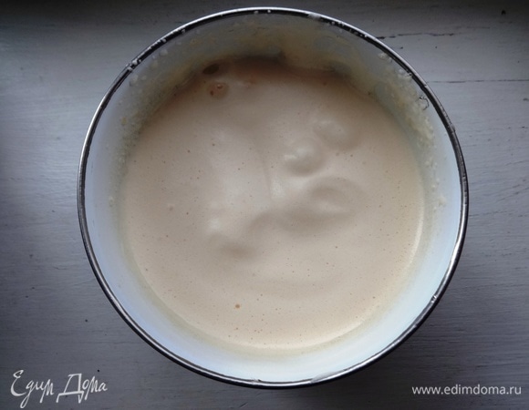 В оригинальном рецепте яйца нужно было подогревать на водяной бане, но я не подогревала. Яйца у меня были комнатной температуры. Яйца разбить в кастрюлю и взбивать миксером в течение 10 минут, сначала на небольшой скорости, потом — на высокой. В середине взбивания начать добавлять сахар тонкой струйкой, продолжая взбивать.