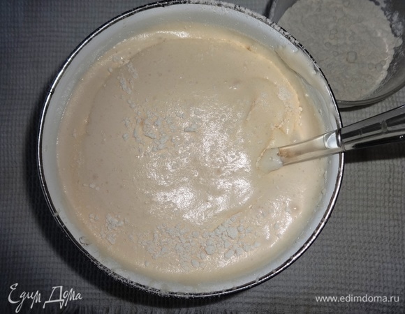 По окончании взбивания понемногу всыпать просеянную муку и осторожно перемешивать лопаткой круговыми движениями снизу вверх.