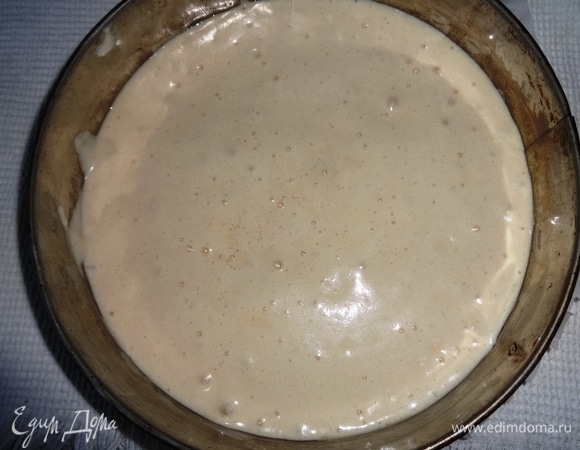 Дно разъемной формы застелить пергаментом и смазать маслом. Осторожно вылить тесто в форму. Поставить форму с тестом в духовку, разогретую до 180°C, на 25–30 минут. Ориентируйтесь по своей духовке.