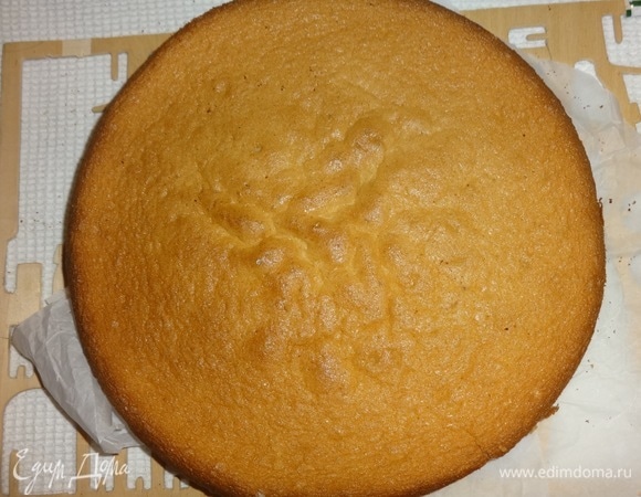 Готовый бисквит аккуратно вынуть из формы и оставить остывать на решетке. У меня решетка импровизированная) Повторить шаги 1–4 и испечь второй корж.