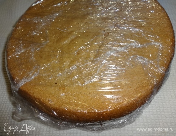 Остывшие коржи завернуть в пищевую пленку и положить в холодильник на 8–10 часов или на ночь.