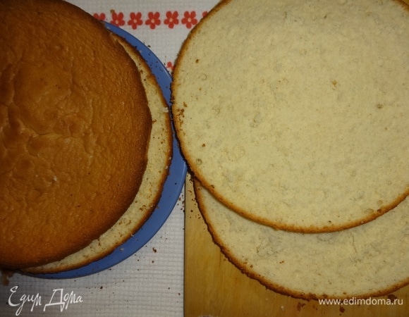 Каждый корж разрезать вдоль на 2 части.