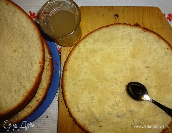 Для сиропа соединить теплую кипяченую воду, сахар, лимонный сок. Перемешать до растворения сахара. Пласты пропитать сиропом.