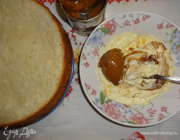 Для крема соединить размягченное сливочное масло и вареную сгущенку, взбить до однородного состояния.