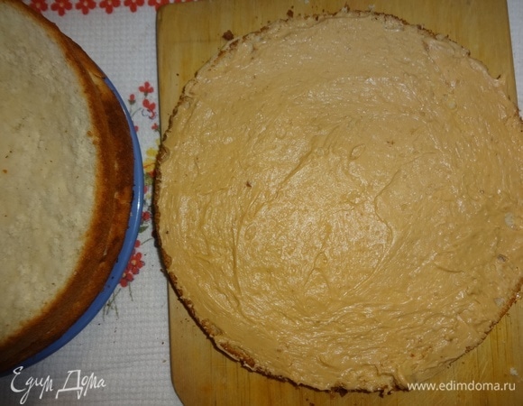 Каждый пласт смазать кремом, оставляя немного крема для смазывания боков торта, и собрать торт.