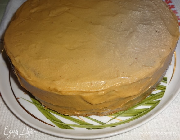 Смазать оставшимся кремом бока торта. Поставить торт в холодильник на 1 час.