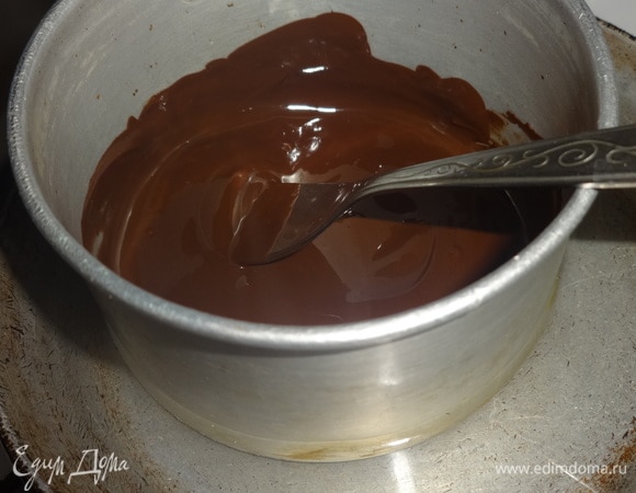 Для украшения плитку шоколада разломать на кусочки и растопить на водяной бане.