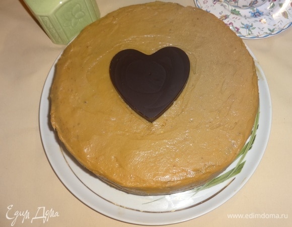 Достать форму с шоколадным сердцем из морозилки. Аккуратно вытащить шоколадную фигуру и уложить ее посередине верхнего пласта торта. Поставить торт в холодильник еще на несколько часов.