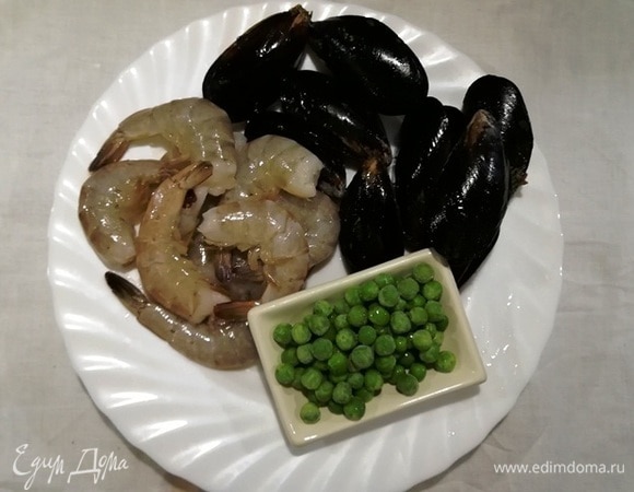 Из морепродуктов я взяла мидии и креветки. Также нам понадобится замороженный зеленый горошек. Мидии у меня варено-мороженые, их чистить не надо. С креветок снимаем панцирь, удаляем кишечную вену.