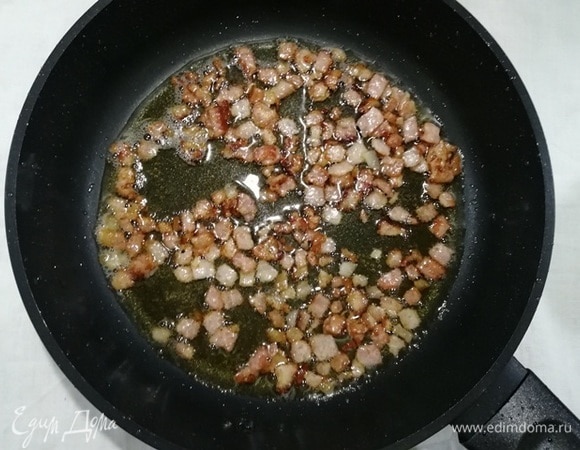 Грудинку обжариваем в сковороде. Для этого рецепта лучше использовать чугунную сковороду или сковороду с толстым дном.