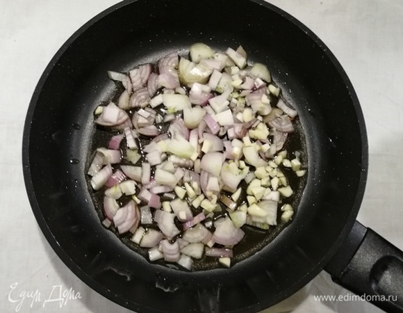 Грудинку вынимаем из сковороды, на вытопившемся жире обжариваем лук и чеснок до мягкости лука.