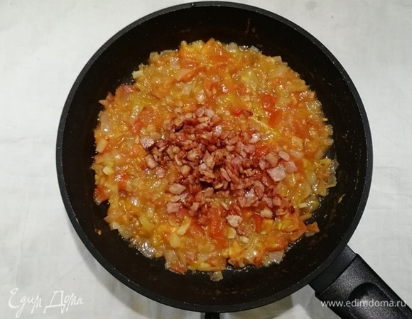 Возвращаем в сковороду грудинку и перемешиваем.