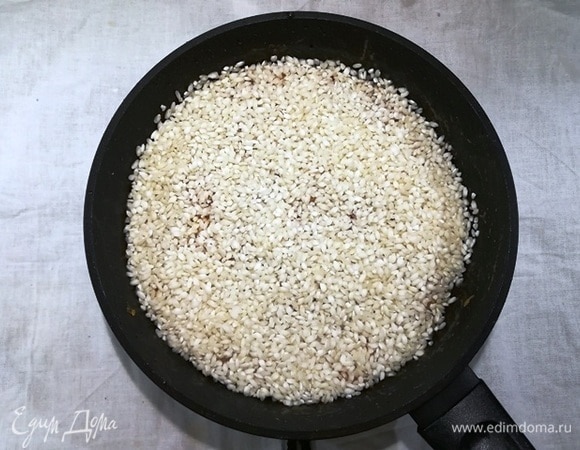 Всыпаем рис. Для этого блюда рис я не промываю.