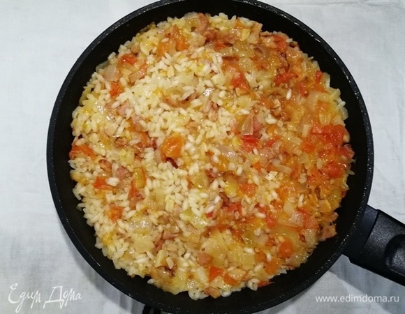 Через 20 минут вся жидкость впитается в рис.