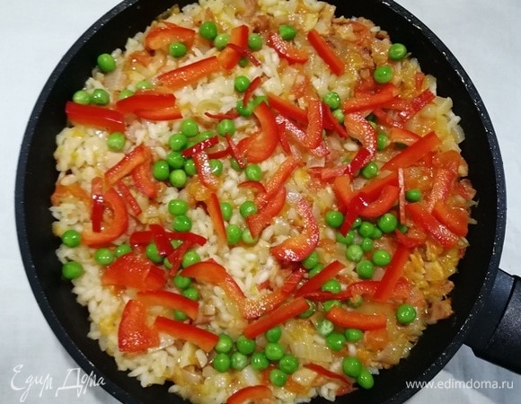 Посыпаем рис горошком, болгарским перцем и перцем чили.