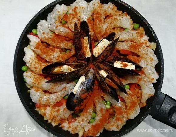 Щедро посыпаем креветки и мидии копченой паприкой и немного солим.