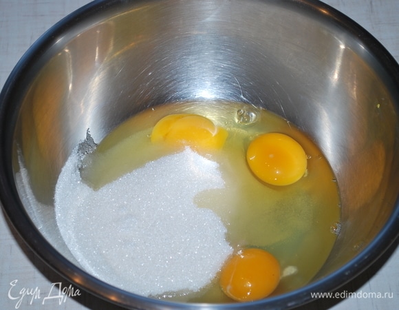 Сделаем бисквит. Яйца и сахар взбейте миксером до пышного состояния.