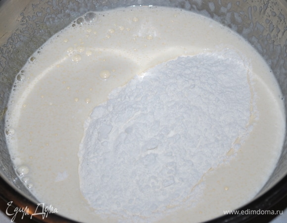 Муку соедините с разрыхлителем. Все хорошо перемешайте вместе и добавьте растительное масло без запаха.