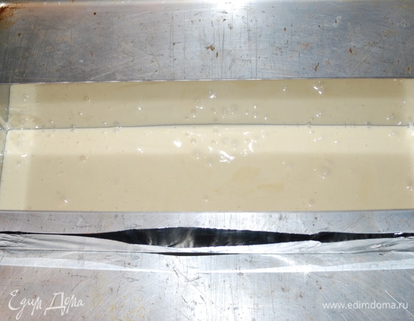 Выпекайте бисквит в разогретой духовке при температуре 160°C примерно 45 минут до готовности.