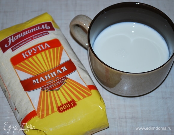 Пока бисквит выпекается, в молоке отварите манную крупу ТМ «Националь».